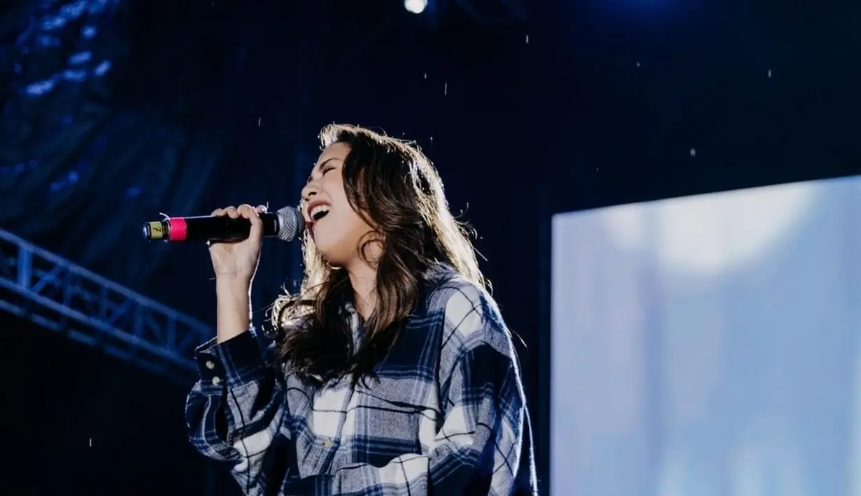 Setelah vakum selama 10 tahun, Ia kembali mengejutkan penggemar dengan aksi memukaunya di acara Playlist Live Festival pada Februari lalu. [instagram/rezaeza]