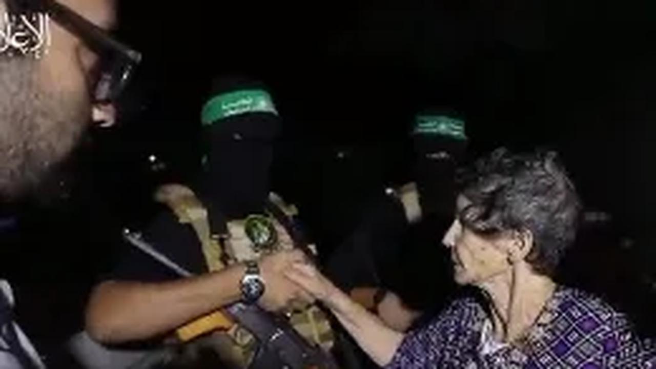 Ketika dibebaskan, seorang sandera berusia 85 tahun ini pun terlihat menjabat tangan salah satu pejuang Palestina atau Hamas. <br>