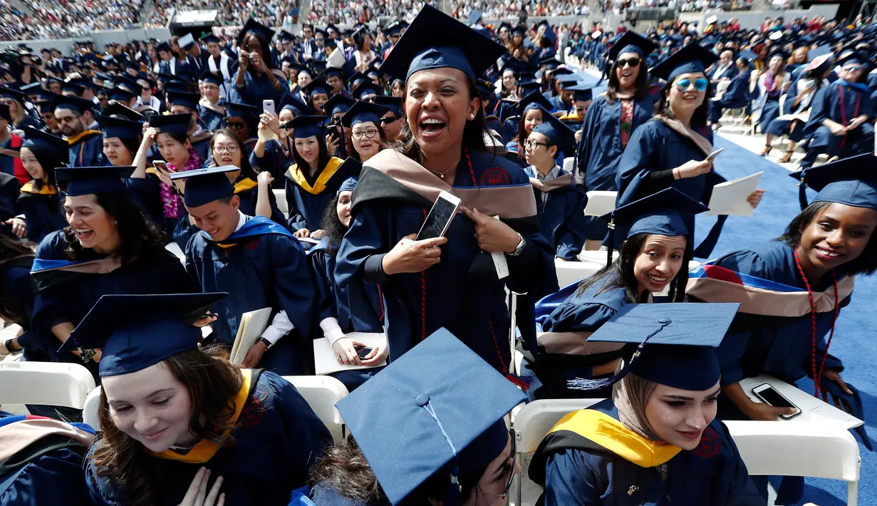 Peserta wisuda bereaksi saat melihat penampilan Jon Bon Jovi pada pesta kelulusan Universitas Fairleigh Dickinson di New Jersey, Selasa (16/5). Jon Bon Jovi memberikan kejutan kepada undangan dan peserta wisuda di universitas itu. (AP Photo/Julio Cortez)