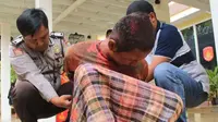 Nandang Triyana, pelaku penyerangan terhadap KH Hakam Mubarok di Lamongan diduga mengidap penyakit jiwa. Nandang ternyata warga Cirebon. (JAWA POS/RADAR BOJONEGORO)