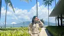 Seperti diketahui, selama ini Titi Kamal memang dikenal sebagai salah satu artis yang tak suka mengenakan baju seksi. Ia selalu muncul memakai outfit tertutup yang anggun dan sederhana.(Liputan6.com/IG/@titi_kamall)