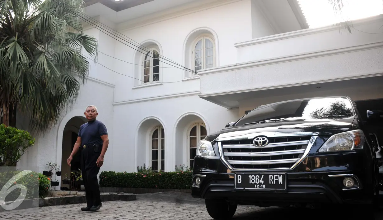 Seorang satpam yang menjaga rumah Gubernur Sulawesi Tenggara Nur Alam di Jalan Mikasa D2, Kuningan, Jakarta, Selasa (23/8). KPK menggeledah rumah tersebut terkait kasus dugaan tindak pidana korupsi penerbitan izin pertambangan. (Liputan6.com/Helmi Afandi)