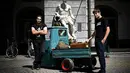 Dua orang pria berdiri dekata Ape saat pameran memperingati 70 tahun Ape di Aosta, Italia utara (1/7). Dalam acara ini pemilik dan kolektor Piaggio Ape berkumpul untuk merayakan ulang tahun Ape yang ke-70. (AFP Photo/Marco Bertorello)