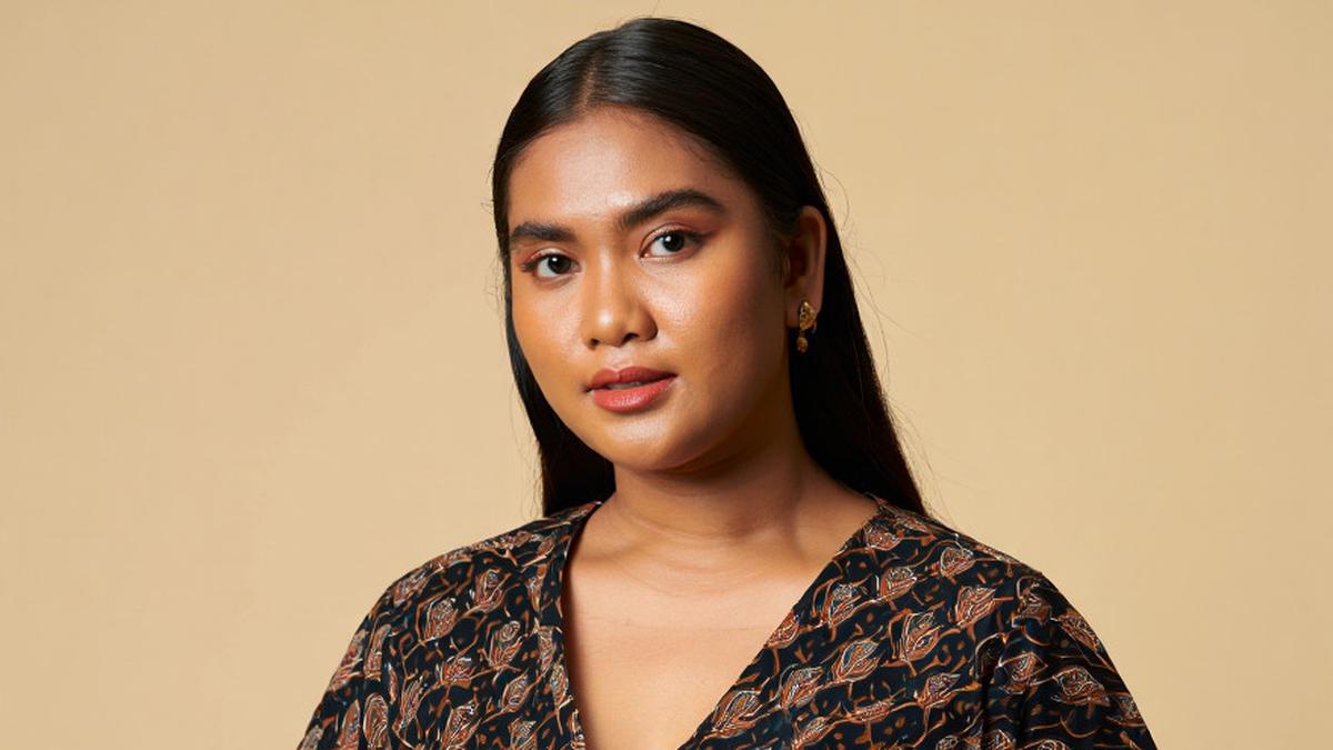 8 Tips Memilih Dress Batik untuk Orang Gemuk dan Pendek agar Terlihat Tinggi