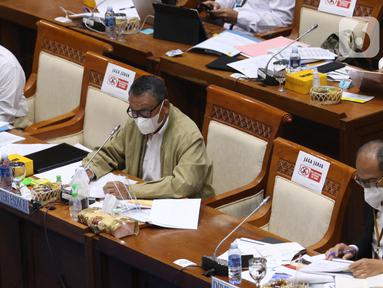 Menteri ESDM, Arifin Tasrif (tengah) mengikuti rapat kerja dengan Komisi VII DPR di Kompleks Parlemen, Senayan, Jakarta, Selasa (19/1/2021). Rapat kerja itu membahas strategis program kerja Kementerian ESDM tahun 2021 serta evaluasi kinerja Kementerian ESDM Tahun 2020. (Liputan6.com/Angga Yuniar)