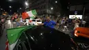 Suporter merayakan kemenangan Italia atas Inggris pada pertandingan final Euro 2020 di Milan, Italia, Senin (12/7/2021). Italia menjuarai Euro 2020 usai mengalahkan Inggris lewat drama adu penalti pada pertandingan final. (AP Photo/Luca Bruno)