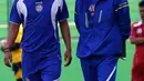Pelatih Arema, Joko Susilo memberikan instruksi ke salah satu pemainnya dalam sesi latihan di Stadion Gajayana Malang, Jumat (2/10/2015). Jelang laga menghadapi Sriwijaya FC, Arema Cronous mengadakan sesi latihan tertutup. (Liputan6.com/Yoppy Renato)