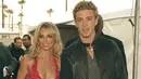 <p>Saat menghadiri American Music Awards 2002, Britney tampak elegan dibalut pink mini dress. Sementara Justin memilih brown leather jacket. [@1999libra]</p>