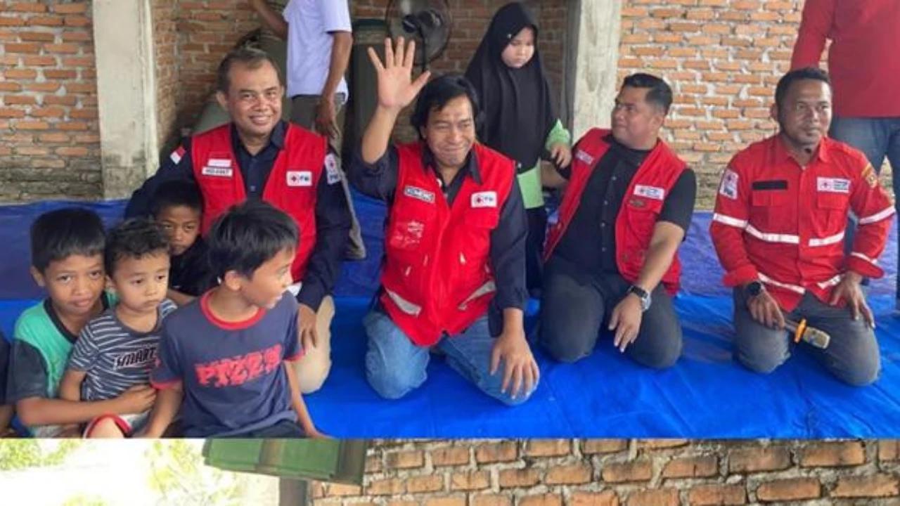 VIDEO: Komeng Pakai Rompi Merah PMI, Tawa Pecah Hibur Masyarakat Korban Bencana di Aceh