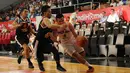 Pebasket Pelita Jaya Energi Mega Persada Jakarta, Faisal Achmad (kanan) berusaha melewati hadangan dua pemain Hang Tuah Sumsel di NBL Championship, Jakarta, Sabtu (2/5/2015). Pelita Jaya unggul 73-58 atas Hang Tuah. (Liputan6.com/Helmi Fithriansyah)