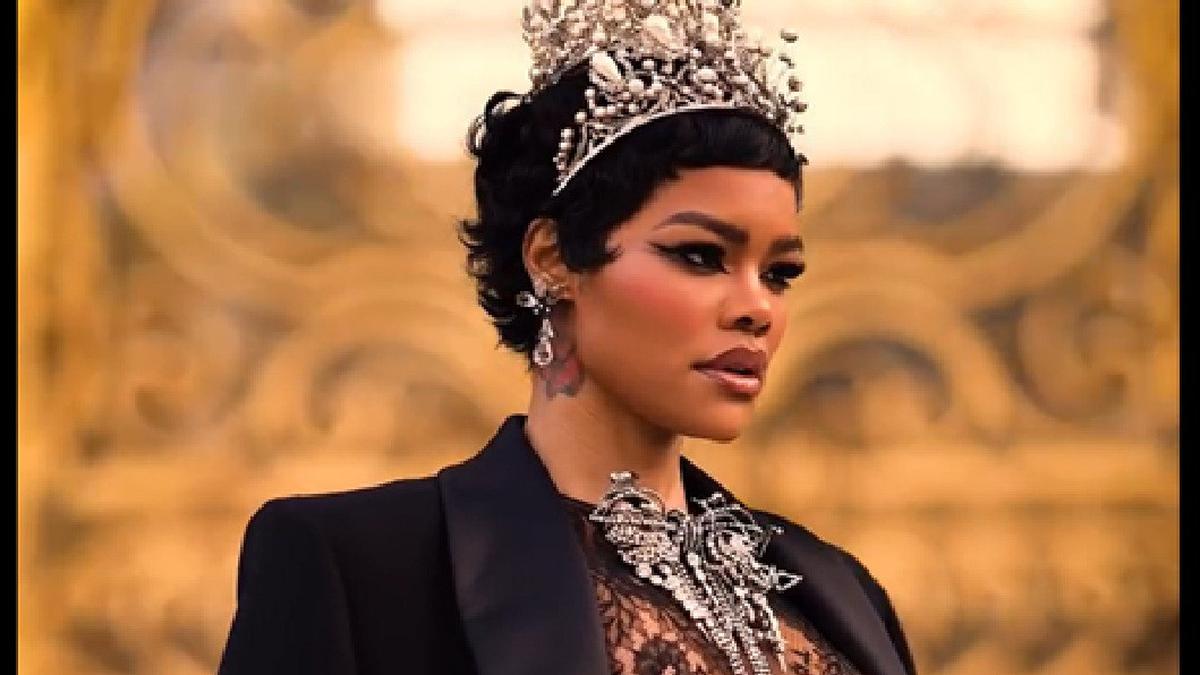 Teyana Taylor Nyaris Telanjang di Paris Fashion Week 2026, Pakai Replika Mahkota Louvre yang Hilang
