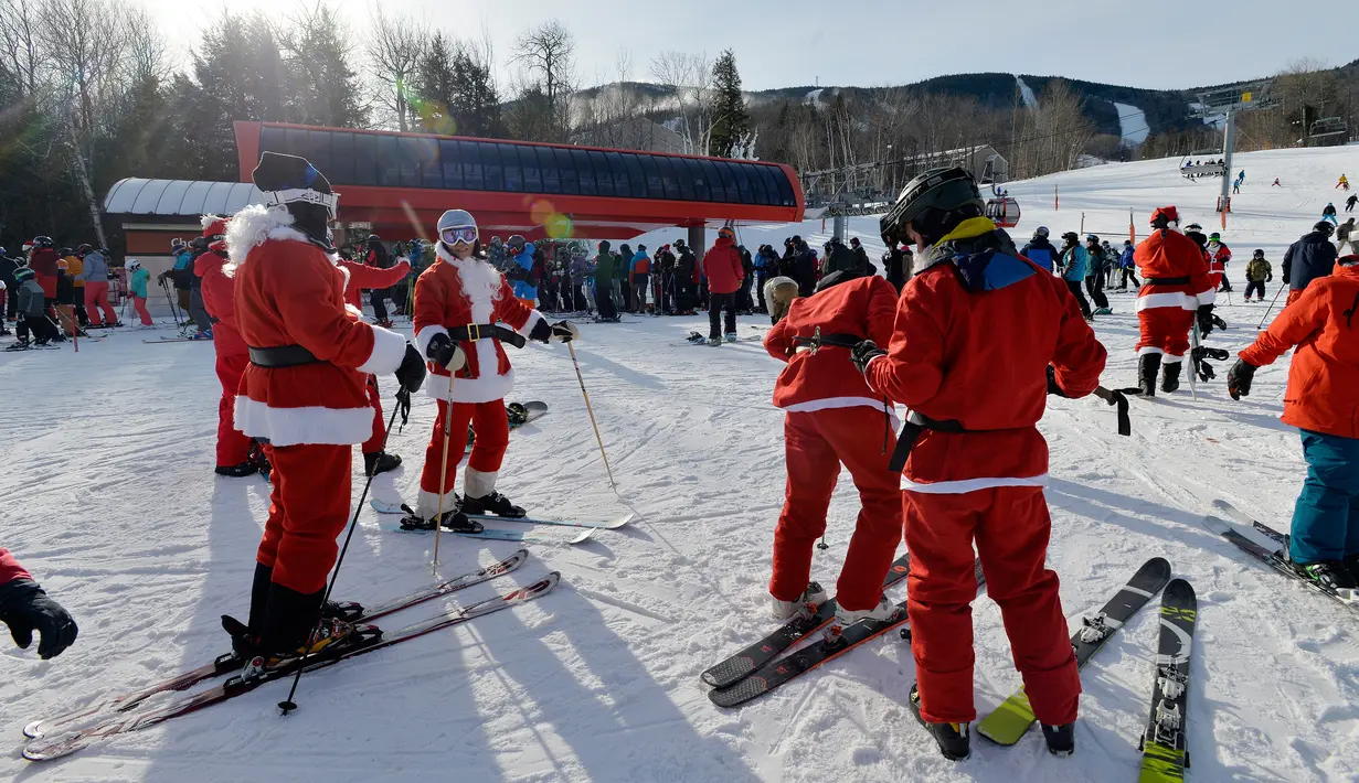 Para pemain ski berpakaian seperti Sinterklas berpartisipasi dalam acara tahunan Santa Sunday di Sunday River Resort yang terletak di Kota Newry, Amerika Serikat, Minggu (8/12/2019). Santa Sunday merupakan acara amal tahunan untuk River Fund Charity. (Joseph Prezioso / AFP)