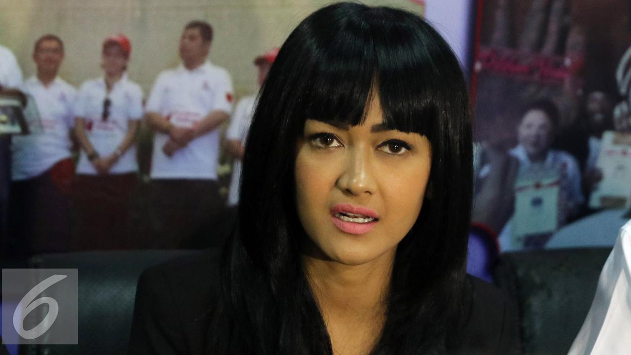 Menurut Julia Perez, Ini Bedanya Barack Obama dan Donald Trump