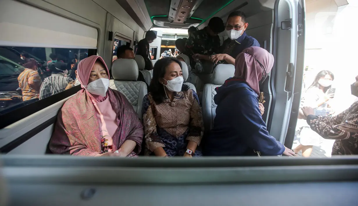 Keluarga almarhum Menpan RB Tjahjo Kumolo duduk dalam ambulans untuk membawa jenazah menuju Rumah Dinas Widya Candra dari Rumah Sakit Abdi Waluyo, Jakarta, Jumat (1/7/2022). Tjahjo Kumolo meninggal dunia di RS Abdi Waluyo karena sakit infeksi paru-paru yang diderita. (Liputan6.com/Faizal Fanani)