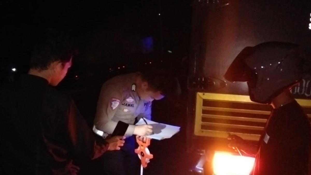 Bonceng tiga berujung petaka — dua mahasiswa tewas setelah motor mereka menghantam mobil box. Keselamatan berkendara bukan sekadar aturan, tapi soal nyawa.