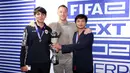 Tim Indonesia yang diwakili Ichsan Rahmat Taufiq sebagai manajer dan Budi Muhamad Manar Hidayat selaku asisten foto bersama legenda Chelsea, John Terry, setelah menjuarai FIFAe World Cup 2024 Football Manager di Liverpool, Inggris. (Dok. FIFAe)