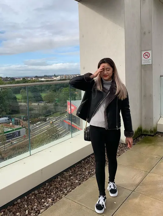 Dalam akun instagramnya, remaja yang memiliki wajah menawan ini kerap melakukan liburan ke luar negeri. Amanda pernah berlibur ke Inggris, Korea dan beberapa negara lainnya. Gaya Amanda yang modis saat liburan, sukses mencuri perhatian publik. (Liputan6.com/IG/@amandacaesaa)