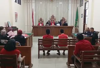 Majelis hakim Pengadilan Negeri (PN) Tanjung Karang menjatuhkan vonis pidana mati terhadap dua terdakwa kasus peredaran narkotika jaringan lintas provinsi, Husni Mubarak dan Muslim Usman. mereka terbukti menjadi kurir sabu seberat 15 kilogram asal Aceh. (Liputan6.com/Ardi Munthe)
