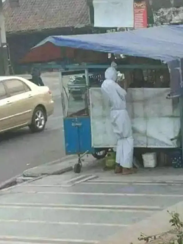 7 Potret Absurd Orang Waktu Beli di Warung, Ada yang Pakai Kostum Pocong