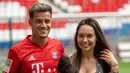 Pemain baru Bayern Munchen Philippe Coutinho (kiri) berpose bersama istrinya Aina Coutinho saat presentasi di Munich, Jerman, Senin (19/8/2019). Pemain asal Barcelona tersebut dipinjam Bayern Munchen selama satu musim. (Peter Kneffel/dpa via AP)