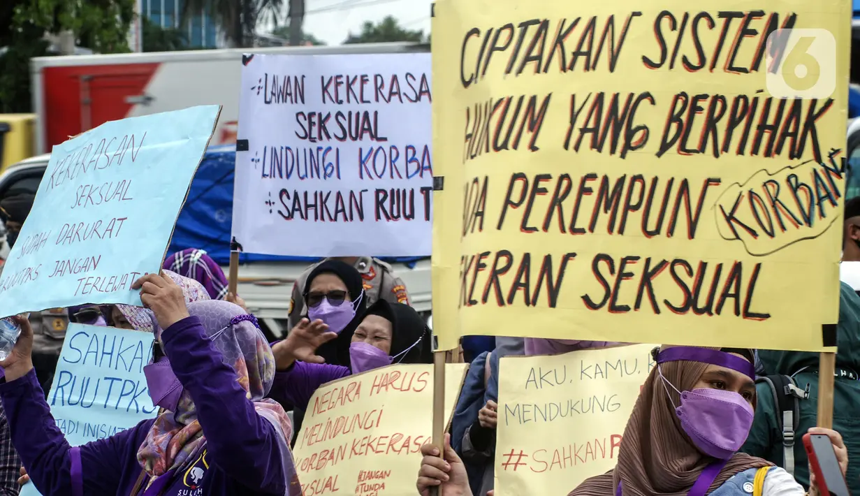 Warga yang mayoritas perempuan berunjuk rasa di depan Gedung MPR/DPR/DPD, Jakarta, Kamis (13/1/2022). Warga menuntut DPR segera mengesahkan Rancangan Undang-Undang Tindak Pidana Kekerasan Seksual (RUU TPKS). (Liputan6.com/Johan Tallo)