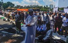 FOTO: Demo di Patung Kuda, Massa Kubu 01 dan 03 Panas-Panasan Bersujud di Tengah Sidang Sengketa Pilpres 2024