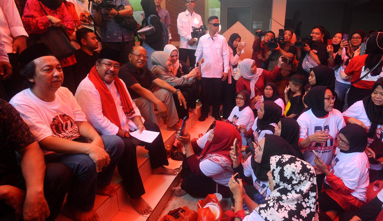 Disambut antusias, Rano Karno mengucapkan terima kasih kepada para warga Lenteng Agung. (merdeka.com/Arie Basuki)