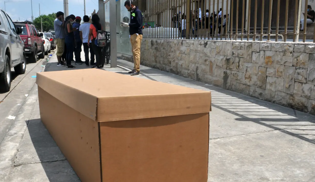 Tampilan kotak kardus yang digunakan sebagai peti mati di sebuah truk di luar pemakaman di Guayaquyil, Ekuador, Senin (6/4/2020). Kehabisan peti mati, kota terbesar di Ekuador yang menjadi klaster wabah virus corona itu terpaksa menggunakan kotak kardus untuk korban Covid-19. (Jose Sanchez/AFP)