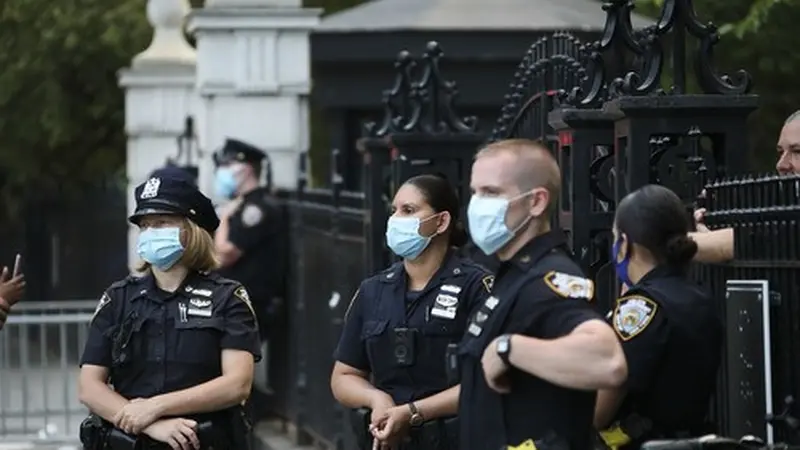 Para polisi terlihat sedang bertugas di dekat Balai Kota New York di New York, Amerika Serikat, pada 30 Juni 2020. (Xinhua/Wang Ying)