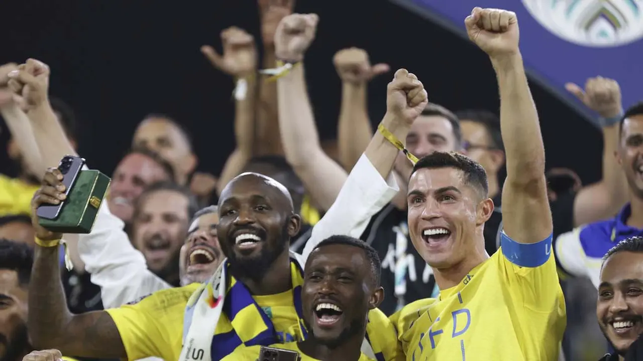 Foto: Memang Mental Juara, Cristiano Ronaldo Bawa Al Nassr Juara Liga Champions Arab