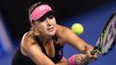 Petenis Swiss, Belinda Bencic mencoba melakukan backhand  saat bertemu petenis Ukraine, Kateryna Bondarenko pada hari ke-5 turnamen tenis Australian Open 2016; di Melbourne; Jumat (22/1/2016). (AFP/Greg Wood)