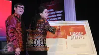 Menkumham Yassona Laoly (kiri) dan Menko PMK Puan Maharani menandatangani plakat buku Birokrasi Digital dalam peluncurannya di Jakarta, Senin (13/6). Buku tersebut ditulis oleh Menteri Yassona Laoly. (Liputan6.com/Helmi Afandi)
