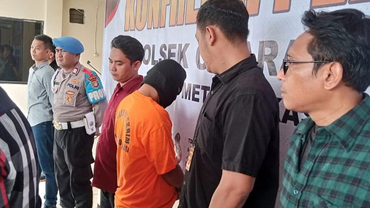 Pelaku ditangkap sesaat setelah menghabisi adiknya. Barang bukti pisau dapur yang digunakan untuk menikam korban juga diamankan.