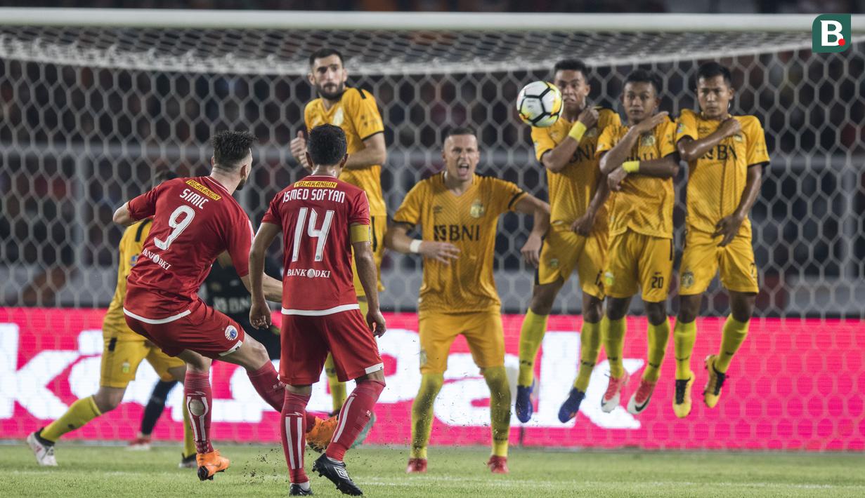 Striker Persija Jakarta, Marko Simic, melakukan tendangan bebas saat melawan Bhayangkara FC pada laga Liga 1 di SUGBK, Jakarta, Jumat (23/3/2018). Kedua klub bermain imbang 0-0. (Bola.com/Vitalis Yogi Trisna)