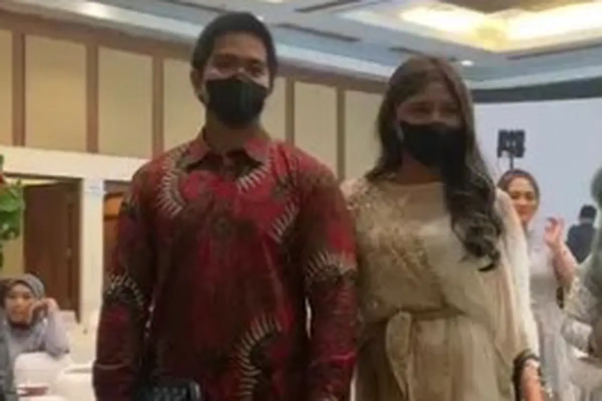 Kaesang Pangarep dan Erina Gudono kembali tampil mesra di hadapan publik (https://www.tiktok.com/@luckypanjiasmoro/video/7116445760371166491?is_copy_url=1&is_from_webapp=v1&q=luckypanjiasmoro&t=1657088864366)