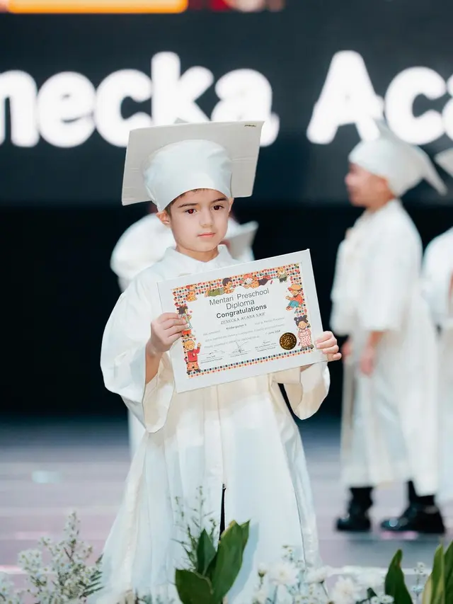 Potret Zenecka Anak Ganteng Carissa Puteri Lulus Preschool, Menggemaskan Kenakan Toga Putih