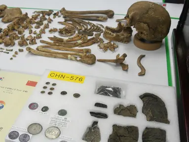 Sisa-sisa kerangka dan tengkorak tentara China ditampilkan pada upacara ritual di Osuarium Militer, Incheon, Seoul, Senin (26/3). Terdapat 20 kerangka tentara China yang terbunuh selama Perang Korea tahun 1950-1953 lalu.  (Jung Yeon-je/Pool Photo via AP)