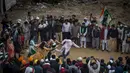 Petani India menyaksikan sekelompok wanita bermain kabbadi di lokasi protes terhadap undang-undang pertanian baru, di Ghazipur, pinggiran New Delhi, India, Kamis (9/12/2021). Petani juga membentuk komite untuk mempertimbangkan tuntutan mereka yang lain. (AP Photo/Altaf Qadri)