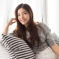 ilustrasi perempuan tersenyum/KaptureHouse/Shutterstock