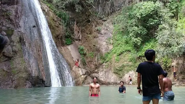 Sejuknya berendam di bawah air terjun lagandang di Kabupaten Enrekang, Sulsel (Liputan6.com/ Eka Hakim)