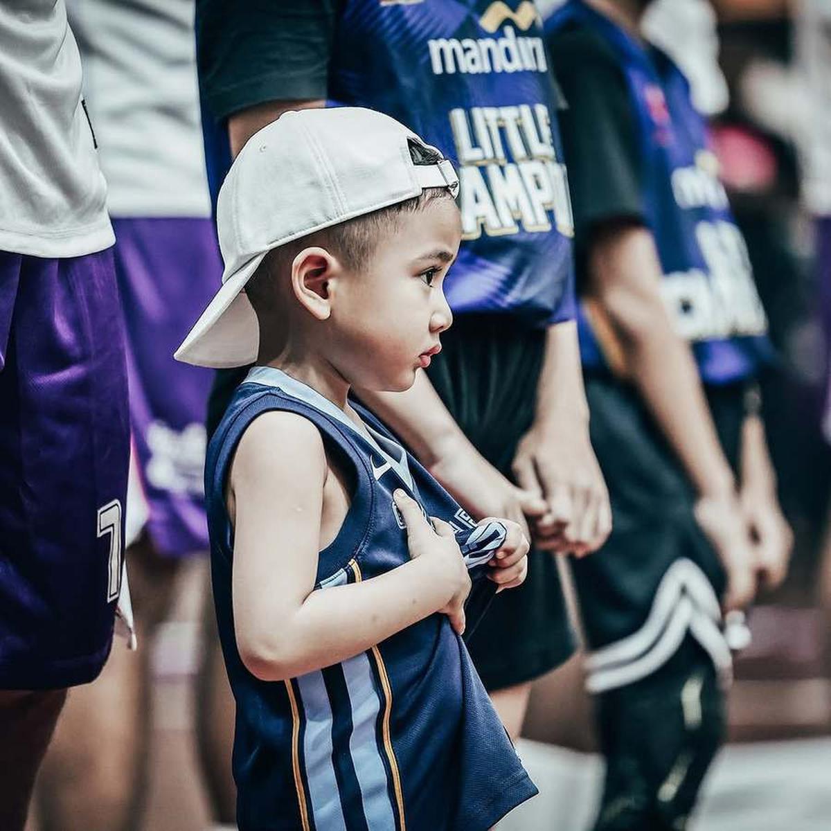 7 Potret Rayyanza Ikut Turun ke Lapangan IBL, Boss Cilik Rans Simba Bikin Gemas - Aura Sultannya Kenceng Banget
