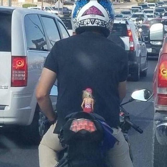 6 Potret Orang Bonceng Boneka Ini Kocak Banget, Sudah Kelamaan Jomblo