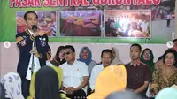 Jokowi berkunjung ke Pasar Sentral, Gorontalo, dengan memakai jaket varsity yang diproduksi terbatas. (dok. Sekretariat Kabinet/Dinny Mutiah)
