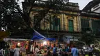 Warga melewati kios pinggir jalan yang menjual perlengkapan ibadah menjelang festival Hindu Chhath, di Kolkata, India  (9/11/2021). Selama Chhath, festival Hindu kuno yang populer di kalangan kelas pekerja, ritual dilakukan untuk berterima kasih kepada Dewa Matahari. (AP Photo/Bikas Das)