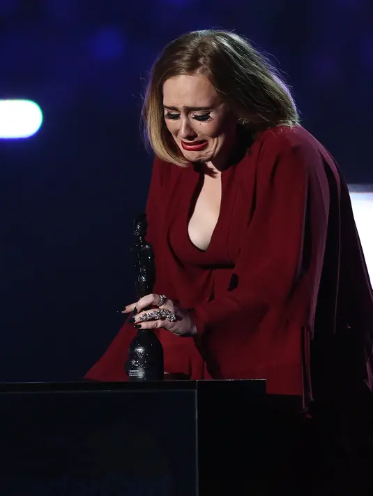 “Aku tak suka pergunjingan, kehidupan pribadi sebaiknya menjadi privasi, tetapi ini akhir dari sebuah zaman, jadi malam ini aku dedikasikan untuk mereka (Brangelina),” ucap Adele di atas panggung melansir Entertainment weekly. (AFP/Bintang.com)