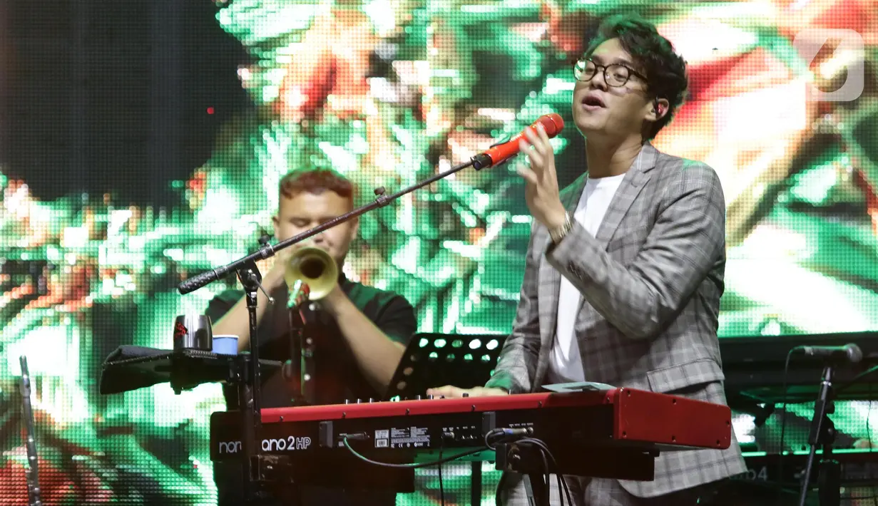 Penyanyi Ardhito Pramono saat tampil di hari pertama gelaran We The Fest 2022 di GBK Sports Complex Jakarta, Jumat (23/9/2022). Pelantun lagu "Sudah" itu tampil di Another Stage, salah satu panggung We The Fest 2022. (Liputan6.com/Helmi Fithriansyah)