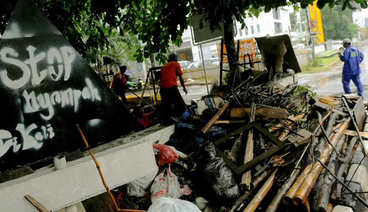 Limbah sampah akibat banjir yang melanda kawasan Kelapa Gading. Sebelumnya, kawasan ini terendam banjir setinggi 80 cm hingga memutuskan arus lalu lintas, Jakarta, Jumat (13/2/2015). (Liputan6.com/Faisal R Syam)