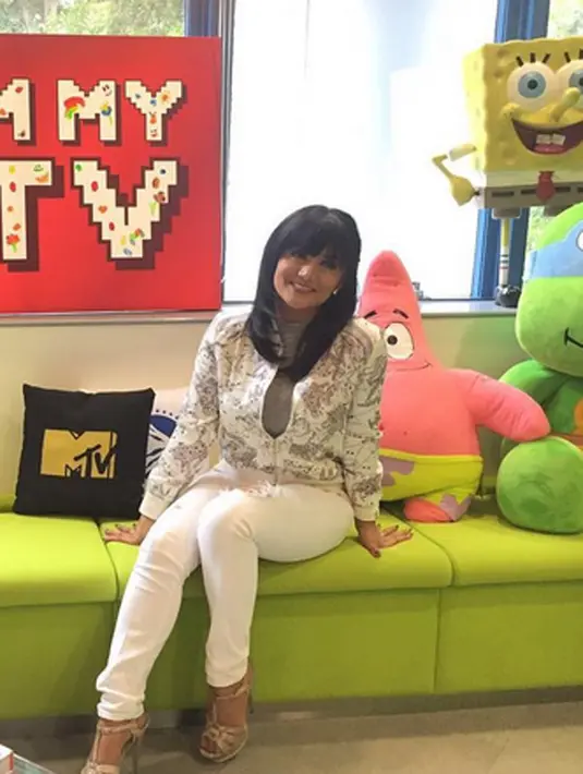 "Sekarang celana robek yg di pakai si KD 3x gaji umr Jkt tampil begitu PD dan jadi favorite semua orang.Wahwahwaaah kita2 jadi korban kekinian nih." Sambungnya dalam akun Instagram. (Instagram/krisdayantilemos)