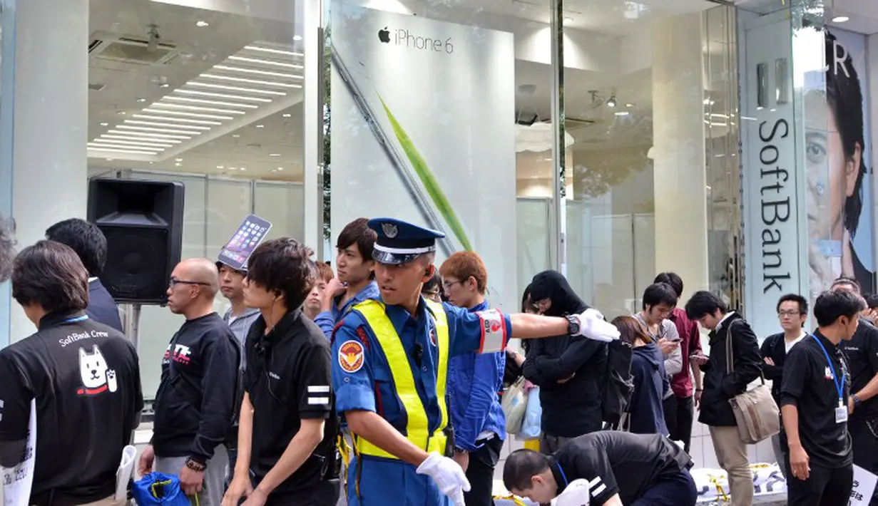 Petugas keamanan Apple Store di Tokyo terus mengontrol antrean dalam beberapa baris agar tidak berjejal di depan toko, Jepang, (19/9/14). (AFP PHOTO/Yoshikazu TSUNO)