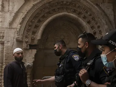 Polisi Israel memeriksa seorang jemaah saat ia tiba untuk sholat Jumat pertama selama bulan suci Ramadhan di Masjid Kubah Batu di Kota Tua Yerusalem, Jumat (16/4/2021).  (AP Photo/Maya Alleruzzo)